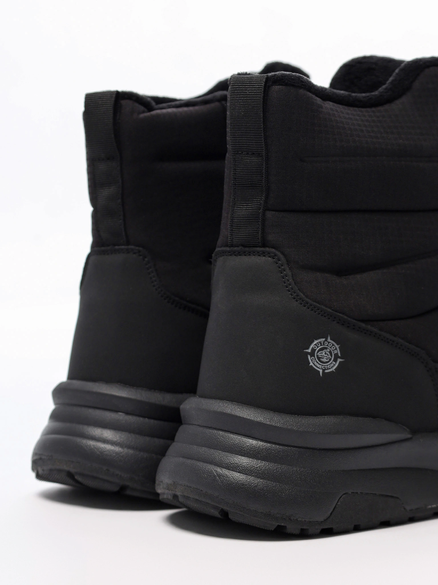 Дутики черного цвета на средней подошве